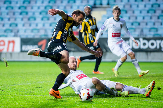 Häckens Björn Anklev mot täckande Kristinn Jonsson i
