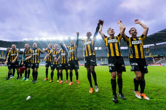 Häcken jublar och firar segern framför klacken