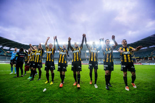 Häcken jublar och firar segern framför klacken