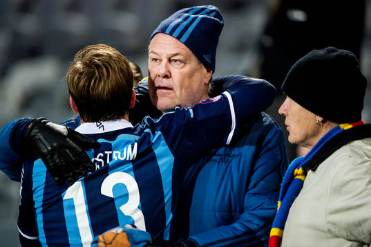 Djurgårdens Emil Bergström kramas om av sin pappa Björn