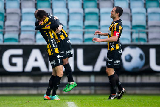 Häckens Simon Gustafson jublar