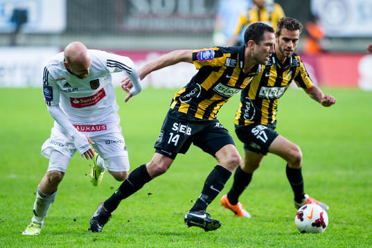Häckens Martin Ericsson tar sig förbi Brommapojkarnas