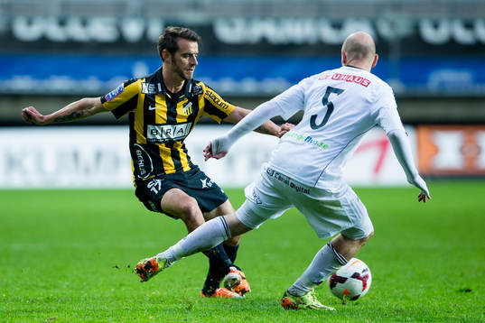 Häckens Björn Anklev mot Brommapojkarnas Kristinn Jonsson