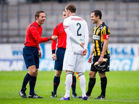 Domare Kristoffer Karlsson singlar slant om bollen med