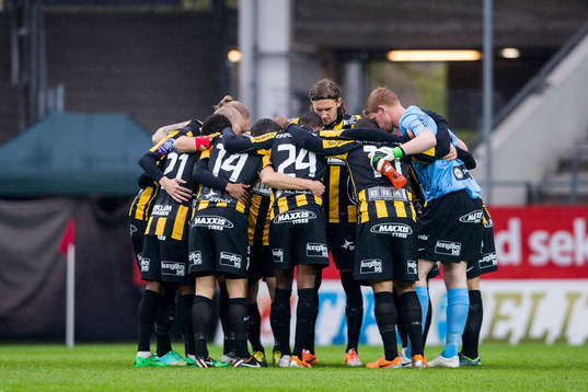 Häcken samlade innan avspark i fotbollsmatchen i