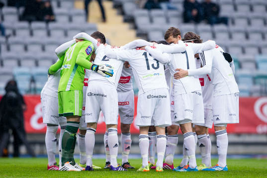 Brommapojkarna samlade innan avspark i fotbollsmatchen i