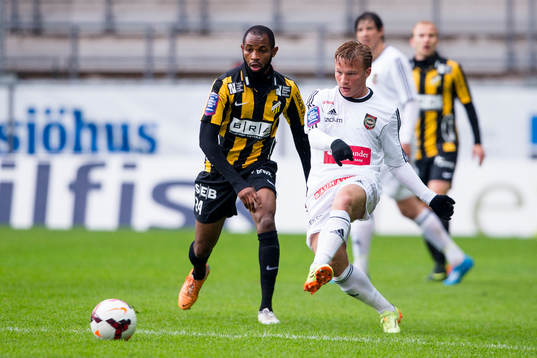 Brommapojkarnas Nicklas Bärkroth och Häckens Rene