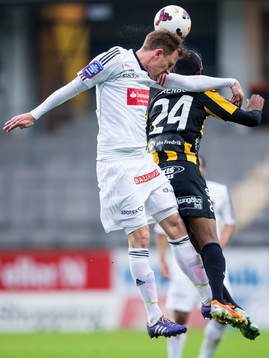 Brommapojkarnas Pontus Segerström vinner en nickduell mot