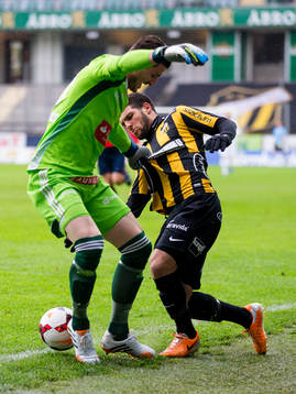 Brommapojkarnas målvakt Ivo Vazgec i kamp om bollen med