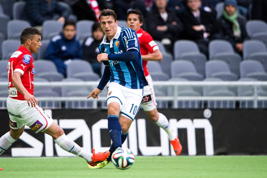 Kalmars Ismael Silva Lima försöker stoppa Djurgårdens