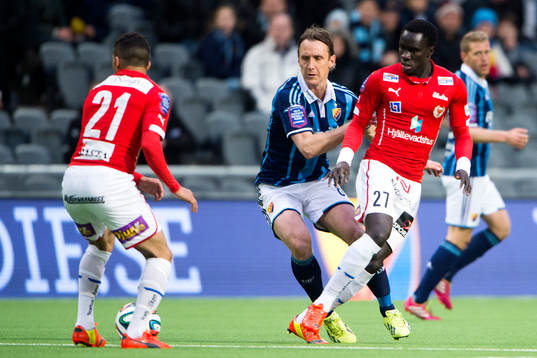 Djurgårdens Andreas Johansson (m) försöker ta sig förbi