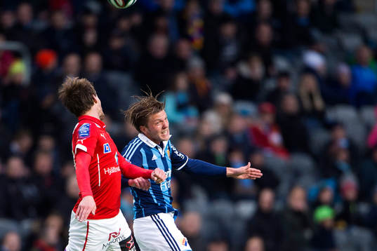 Kalmars Tor Øyvind Hovda i en duell mot Djurgårdens