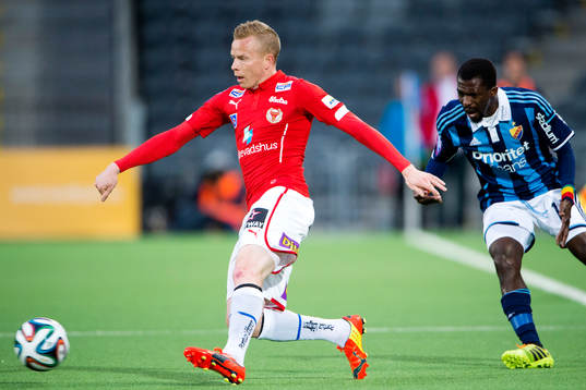 Kalmars Tobias Eriksson jagas av Djurgårdens Yussif Chibsah