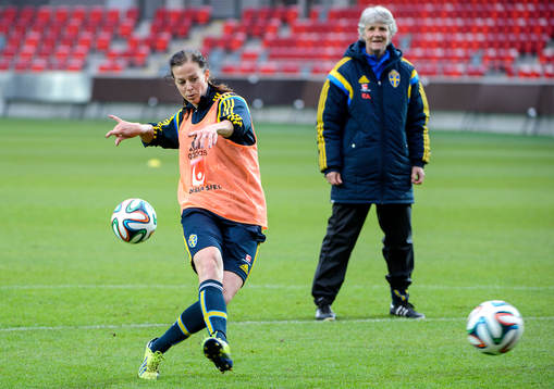 Sveriges Lotta Schelin skjuter en boll