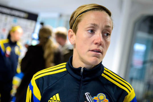 Sveriges Therese Sjögran blir intervjuad
