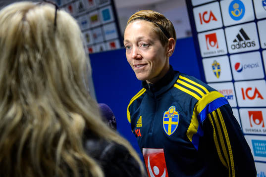 Sveriges Therese Sjögran blir intervjuad