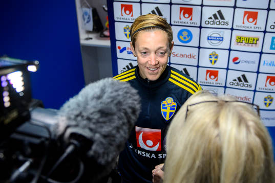 Sveriges Therese Sjögran blir intervjuad
