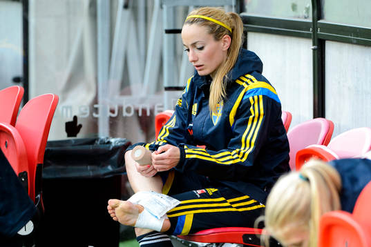 Sveriges Kosovare Asllani lindar om sin fot