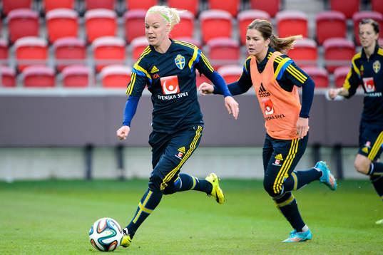 Sveriges Caroline Seger jagas av Hanna Folkesson