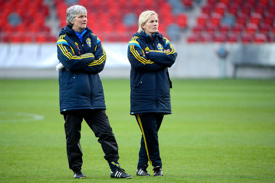 Sveriges förbundskapten Pia Sundhage och assisterande