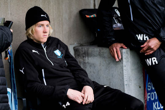 Malmö FFs Simon Kroon tittar på
