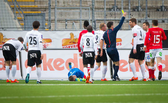 Örebros målvakt Oscar Jansson skadad och utbytt