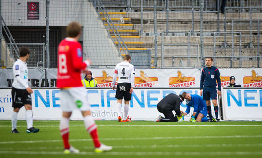 Örebros målvakt Oscar Jansson skadad och utbytt