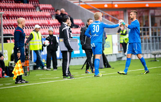Örebros målvakt Oscar Jansson skadad och utbytt mot