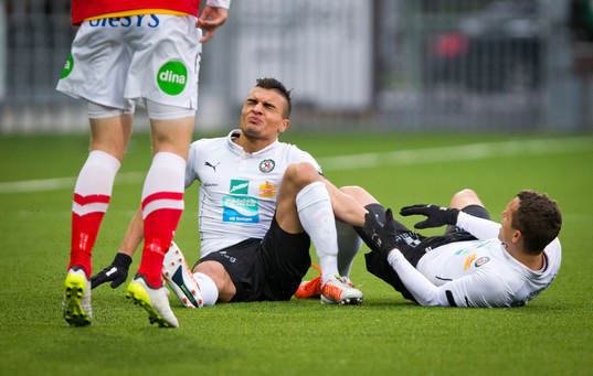Örebros Ahmed Yasin och Örebros Shpetim Hasani krockar