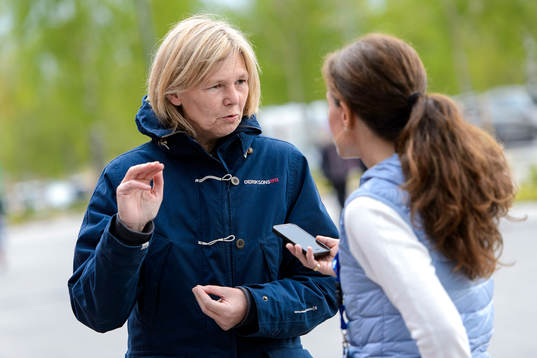 Skottlands förbundskapten Anna Signeul blir intervjuad