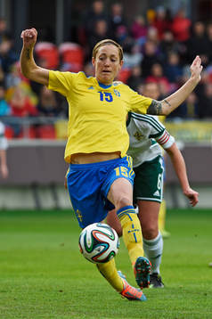 Sveriges Therese Sjögran gör 1-0under fotbollsmatchen i