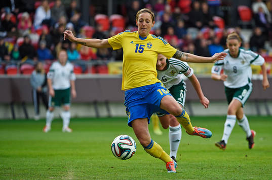 Sveriges Therese Sjögran gör 1-0