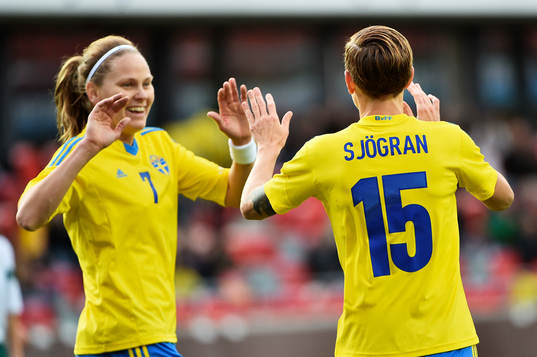Sveriges Lisa Dahlkvist och Therese Sjögran jublar
