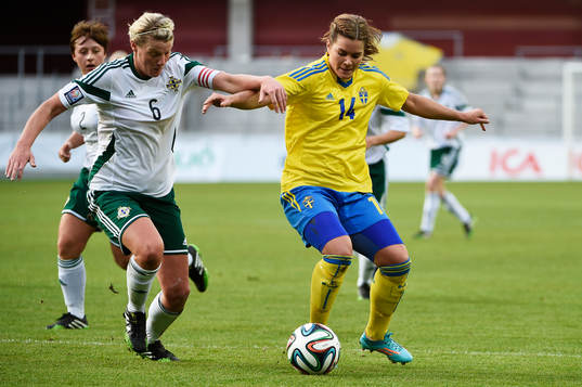 Nordirlands Ashley Hutton och Sveriges Hanna Folkesson