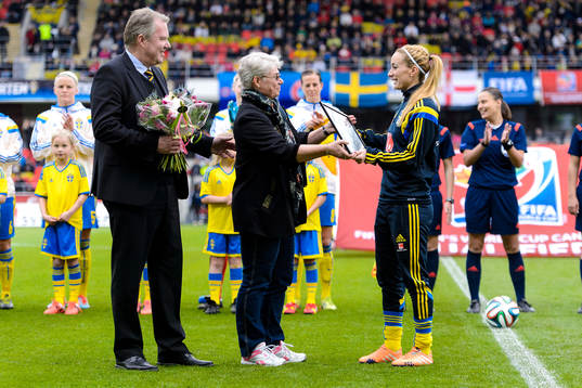 Damlandslagets första målskytt Ann Jansson och tusende