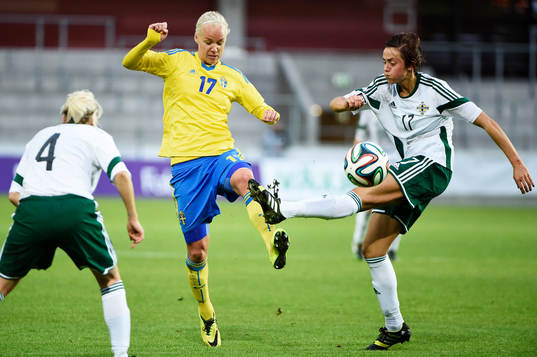 Sveriges Caroline Seger och Nordirlands Nadene Caldwell och