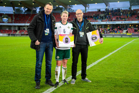 Matchens lirare i Nordirland, Ashley Hutton, får pris av