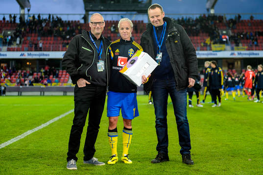 Matchens lirare i Sverige, Caroline Seger, får pris av ICA
