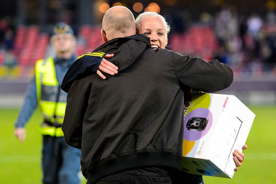 Matchens lirare i Sverige, Caroline Seger, får pris av ICA