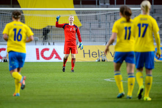 Sveriges målvakt Hedvig Lindahl jublar