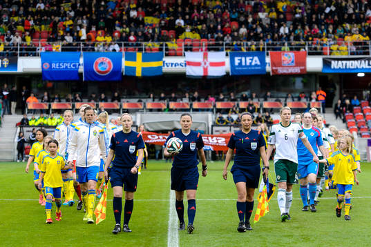 Lagen går in på arenan innan fotbollsmatchen i VM-kvalet