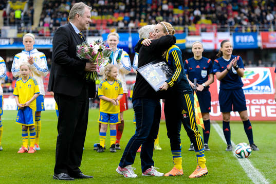 Damlandslagets första målskytt Ann Jansson och tusende