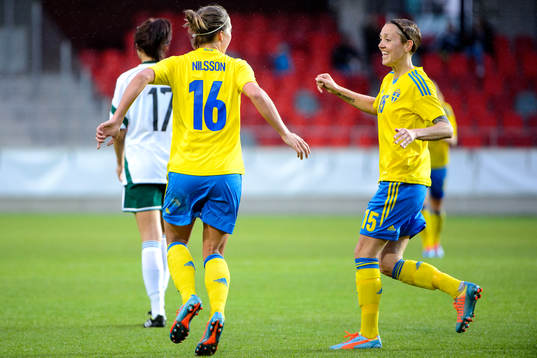 Sveriges Lina Nilsson och Therese Sjögran firar