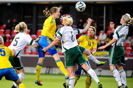 Sveriges Emma Berglund nickar bollen
