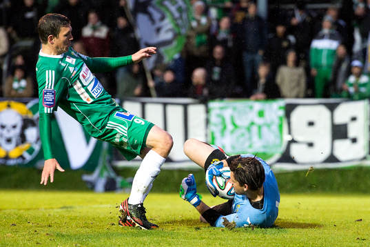 Hammarbys målvakt Johannes Hopf tar bollen framför