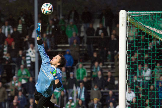 Hammarbys målvakt Johannes Hopf gör en räddning i slutet