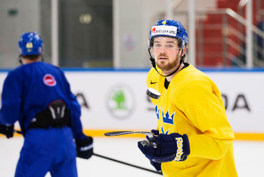 Tim Erixon jonglerar med en puck