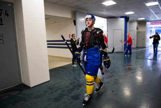 Mattias Ekholm på väg in till Sveriges träning utan
