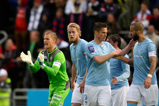 Helsingborgs målvakt Pär Hansson manar på de sina medans