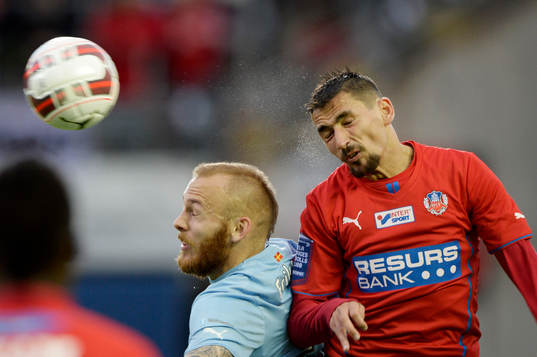 Helsingborgs Loret Sadiku och Malmö FFs Magnus Eriksson i